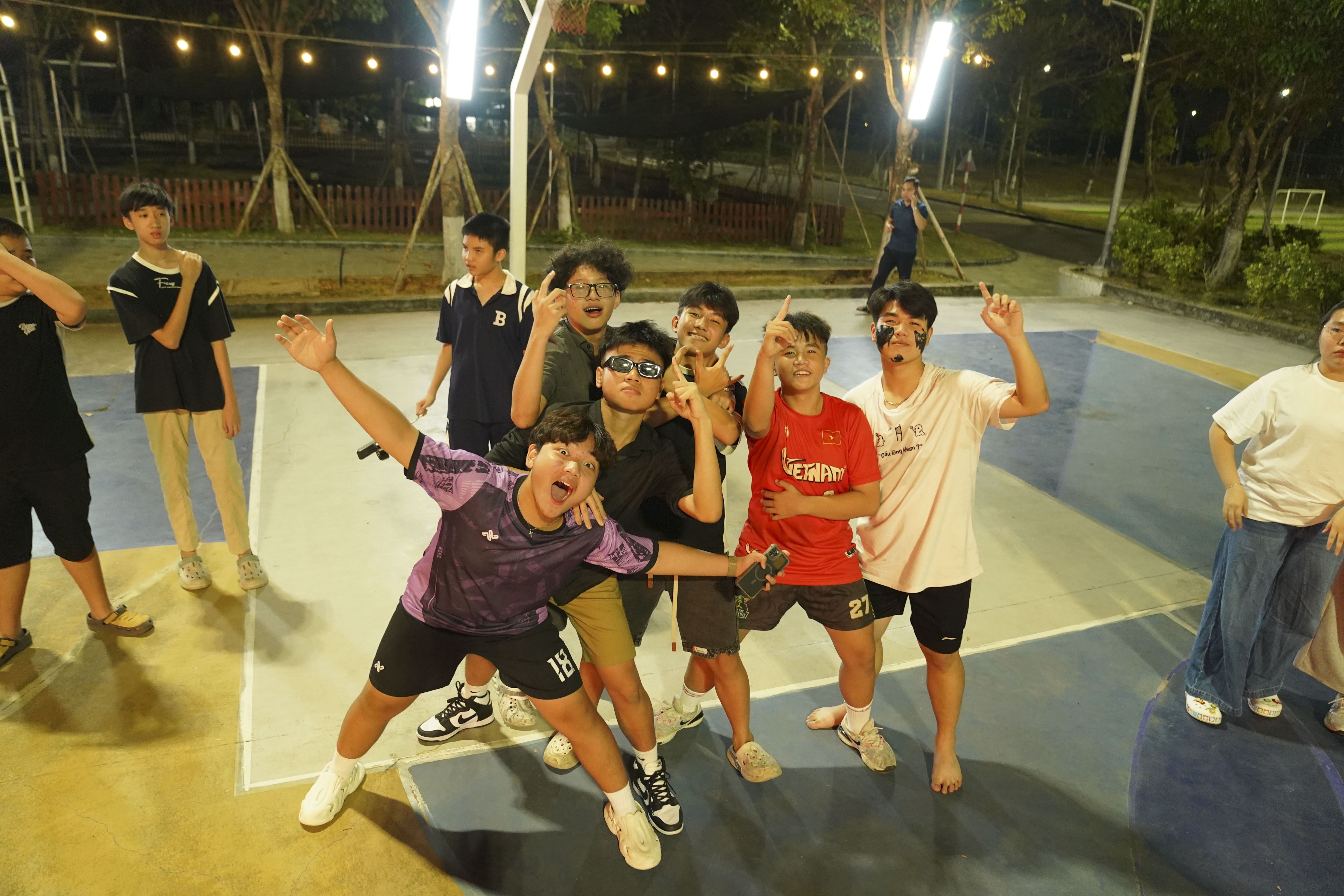 hoc-sinh-vui-choi-ben-lua-trai